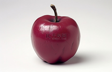 一个红苹果坐在平坦的表面上