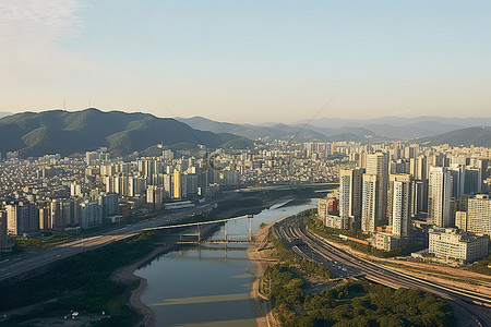 城市全景，包括建筑物和河流