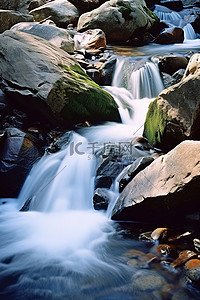 溪流中的水流过许多岩石