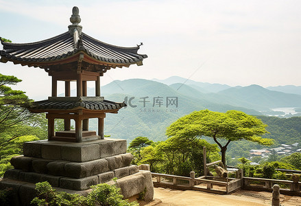 古老的塔背景图片_一座古老的石结构矗立在一座寺庙中，俯瞰着山谷