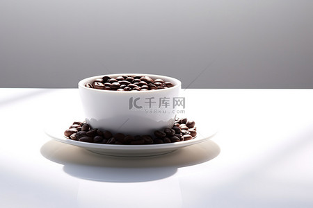 一杯咖啡豆放在白盘子上