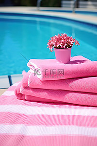 泳池附近的粉红色卷毛巾