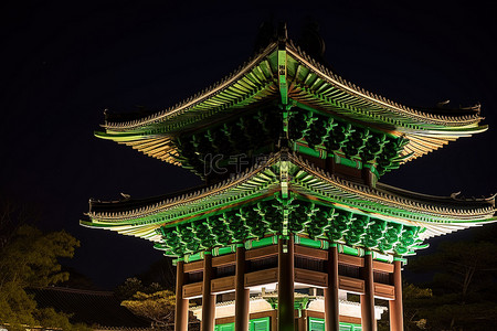明亮的绿色背景图片_一座宝塔在夜间亮起非常明亮的绿色灯光