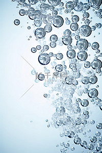冒气泡的水背景图片_从清澈的水源中冒出的一组肥皂泡