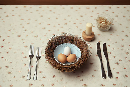 银器包装背景图片_一张木桌，巢里有鸡蛋和银器
