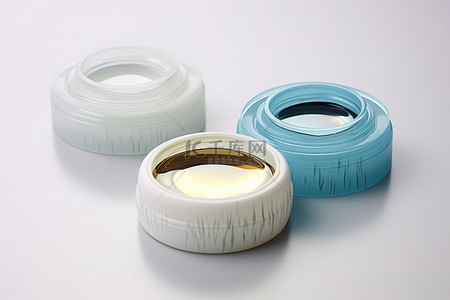 白色容器中的塑料镜片衬垫，用于保护眼睛