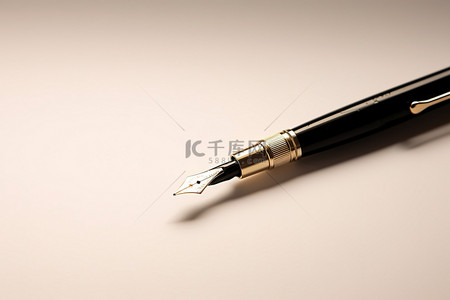 钢笔的笔尖背景图片_白色表面上放置着一支带有小笔尖的钢笔