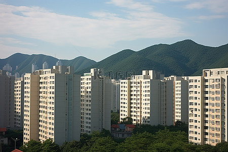 远处山脉背景图片_远处是山周围公寓楼的天际线