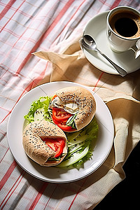 面包咖啡桌子背景图片_百吉饼三明治和咖啡在桌子上