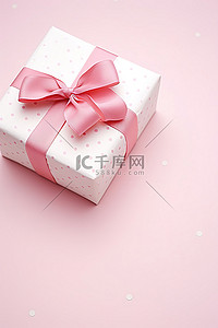 一个带有粉色蝴蝶结和白色丝带的白色盒子