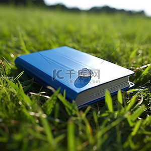 一本蓝板书坐在草地上