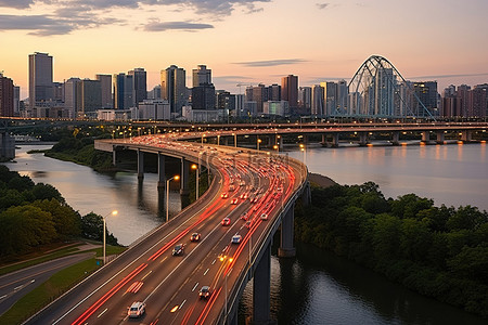江边日落背景图片_交通场景，繁忙的公路桥梁绿色建筑和天际线
