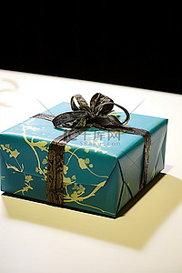 一个用黑纸包裹着蓝色和绿色的盒子