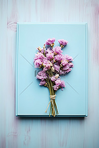 蓝色木质表面上的相框紫色花朵
