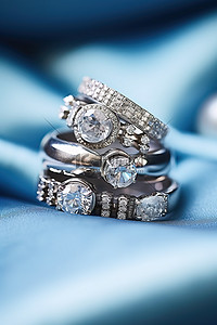 戒指戒指背景图片_蓝色床单上的戒指