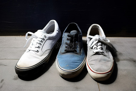 两双鞋，蓝色鞋和灰色鞋