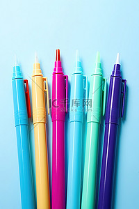 蓝色背景上的几支不同颜色的笔