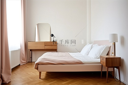 卧室小背景图片_一间小卧室，配有白色床梳妆镜和硬木地板