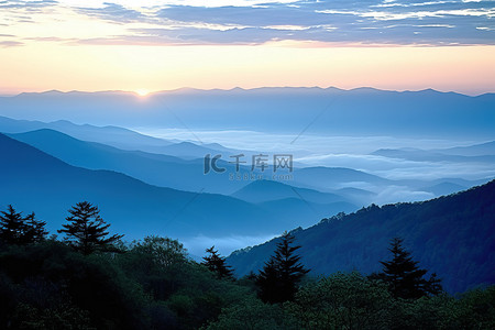 山蓝背景图片_日落时的蓝岭山脉森林在大烟山