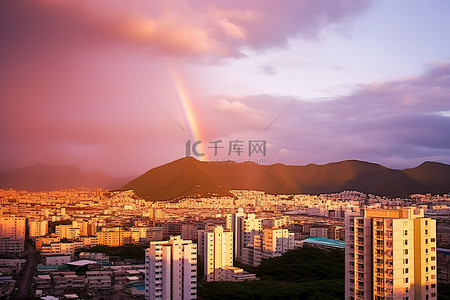 天空山脉背景图片_这座城市有色彩鲜艳的房子，上面有彩虹