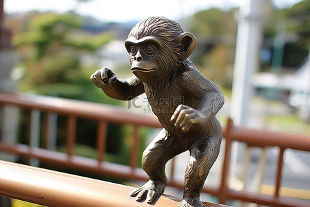 猴子下山背景图片_栏杆附近华丽的猴子青铜雕像