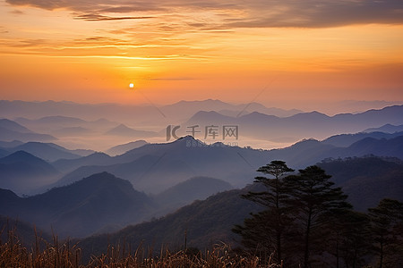 北美湖南省山上的日落