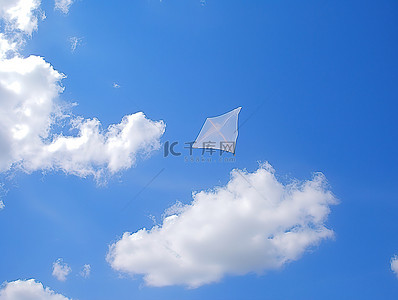 蓝天白云中的风筝
