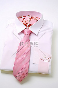 白色衬衫搭配粉色衬衫和领带，背景为白色