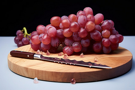 刀切水果背景图片_用刀在木板上切一片葡萄