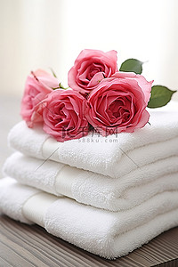 毛巾叠，中间有红玫瑰