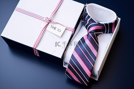 纯黑领带背景图片_盒子顶部有一封感谢信，上面系着领带