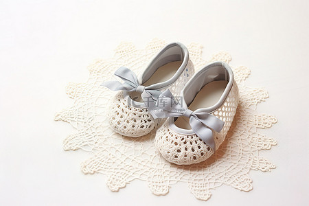 白色背景上的一套婴儿鞋和钩针桌布