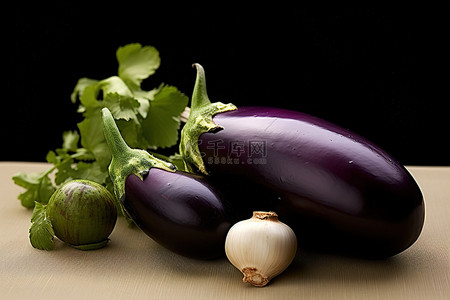 一个黑茄子配上紫色茄子和一些紫色茄子