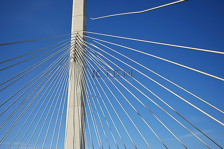 希腊最大的桥梁之一有一些弯曲和直的金属线