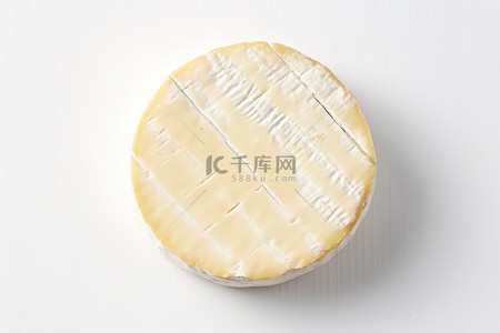 蓝莓奶酪背景图片_白色表面上有一小块奶酪