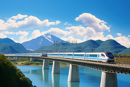 一列蓝色火车在山后的云层中驶过河流