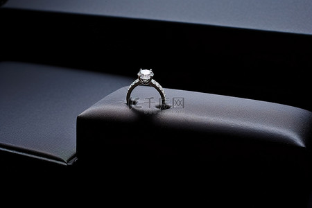 订婚背景图片_桌面上装有订婚戒指的盒子