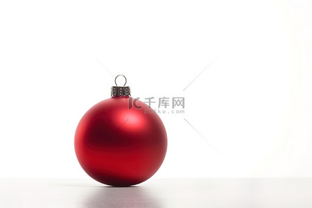 白色背景照片上孤立的红色圣诞球