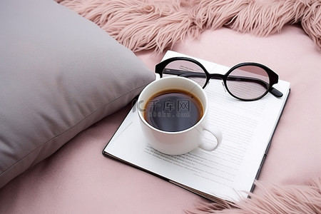 茶背景图片_带枕头的桌子上的咖啡和眼镜