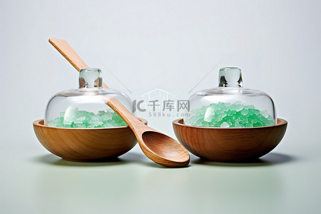 浴背景图片_新鲜绿色罗斯福结晶盐两碗海盐两个小木勺