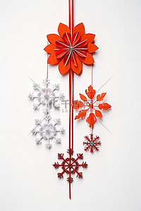 圣诞节挂背景图片_白色背景上挂着丝带和装饰品的雪花