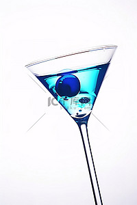 白色玻璃杯中显示出蓝色马提尼酒