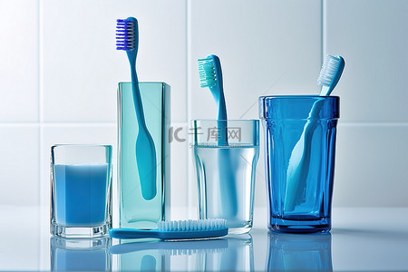 玻璃和蓝色的牙刷牙膏和漱口水