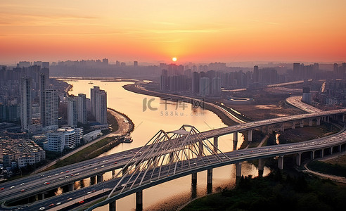 江边日落背景图片_日落时现代城和城市大桥的鸟瞰图