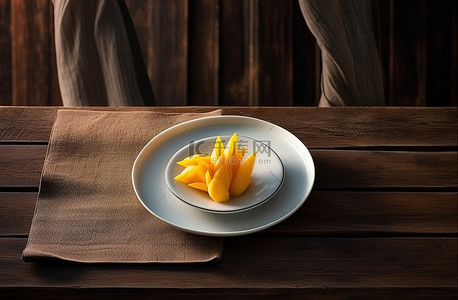 装有芒果的盘子放在一张木桌上