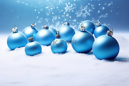 粉雪中的一群蓝色圣诞球