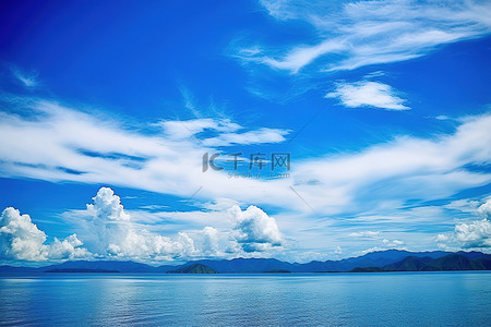 云朵和背景图片_蓝色的大海云朵和山脉