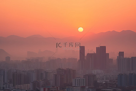 早晨的太阳背景图片_城市天际线与建筑物上冉冉升起的太阳