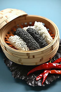 韩国传统美食背景图片_一些糙米和红辣椒放在一个小竹篮里
