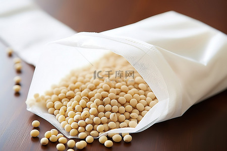 白色袋子背景图片_白色袋子里的大豆种子